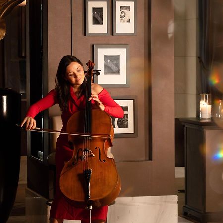 Fairmont Ер-Ріяд Екстер'єр фото Cellist and singer