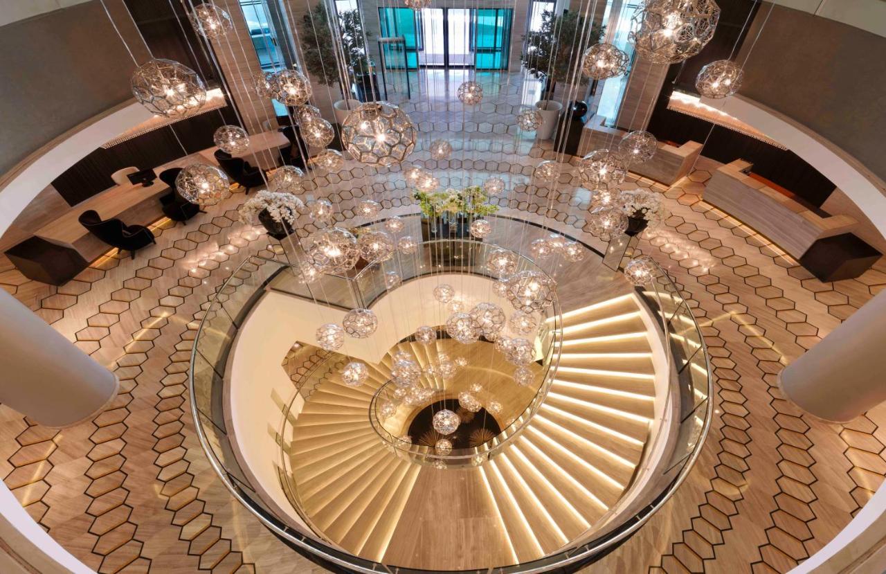 Fairmont Ер-Ріяд Екстер'єр фото The staircase at the entrance of the hotel