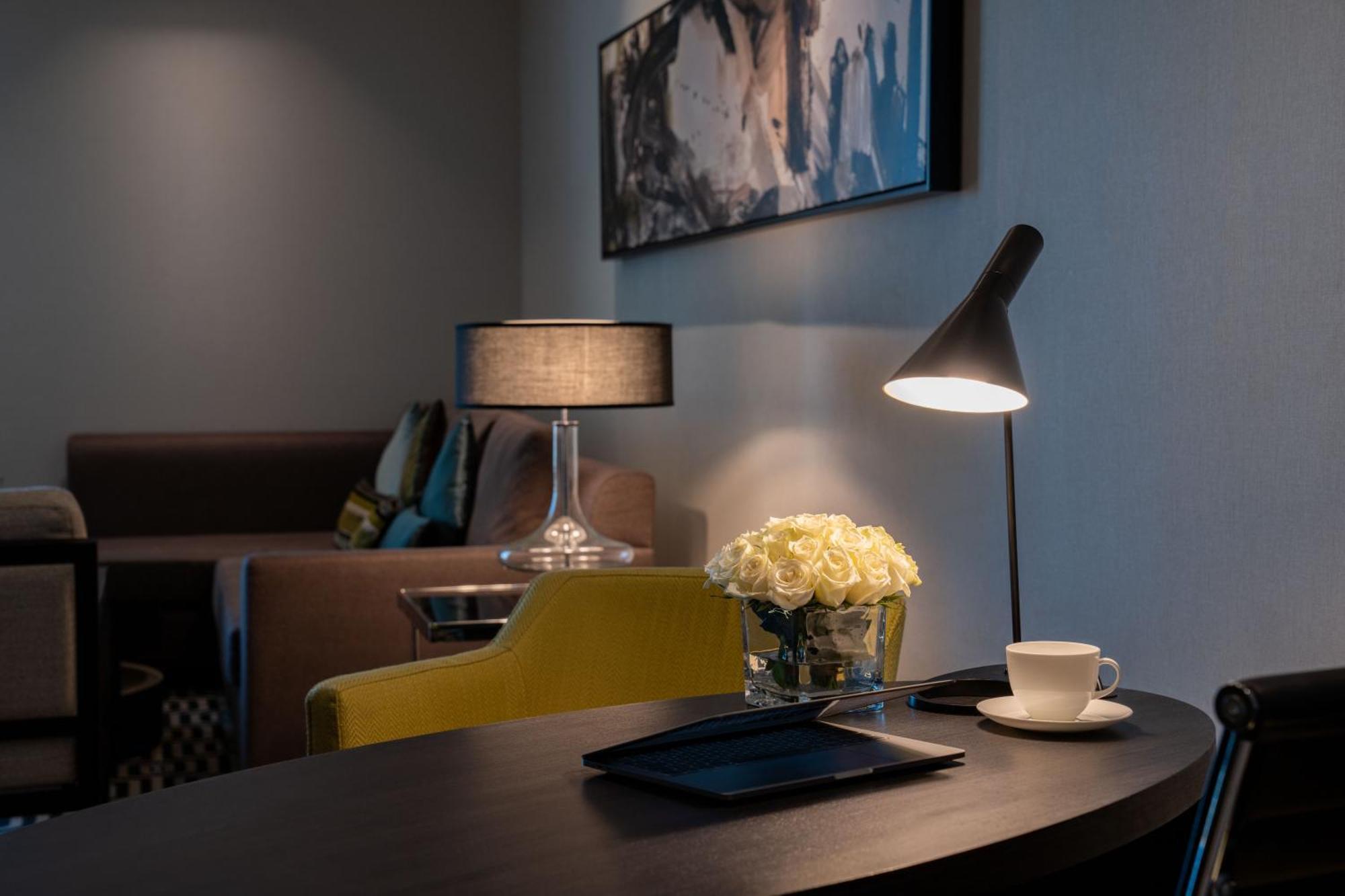 Fairmont Ер-Ріяд Екстер'єр фото A table lamp