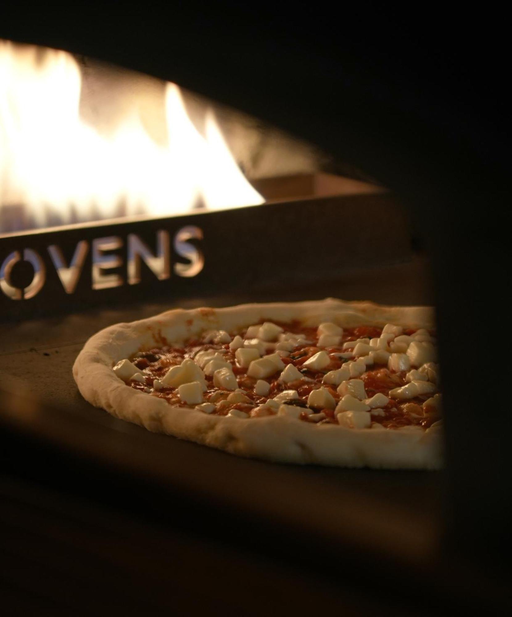 Fairmont Ер-Ріяд Екстер'єр фото A pizza in a wood-fired oven