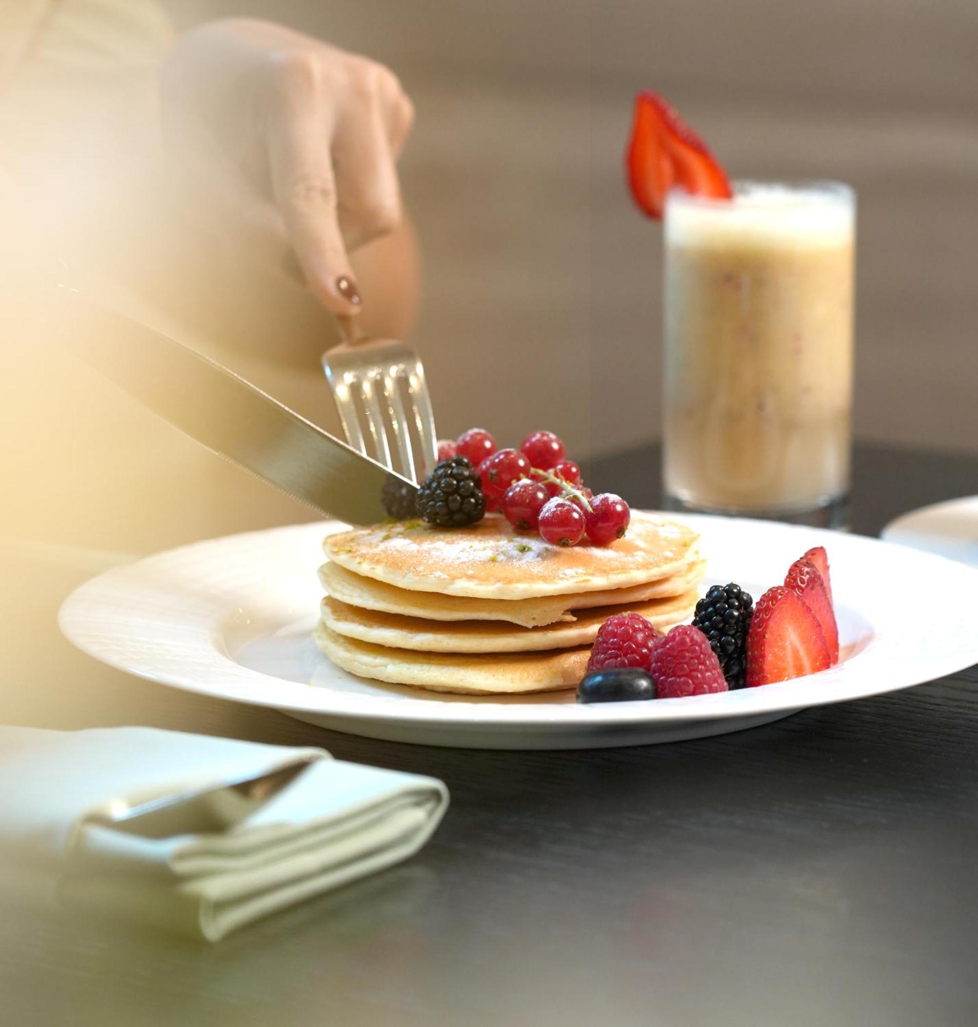 Fairmont Ер-Ріяд Екстер'єр фото A stack of pancakes with fruit