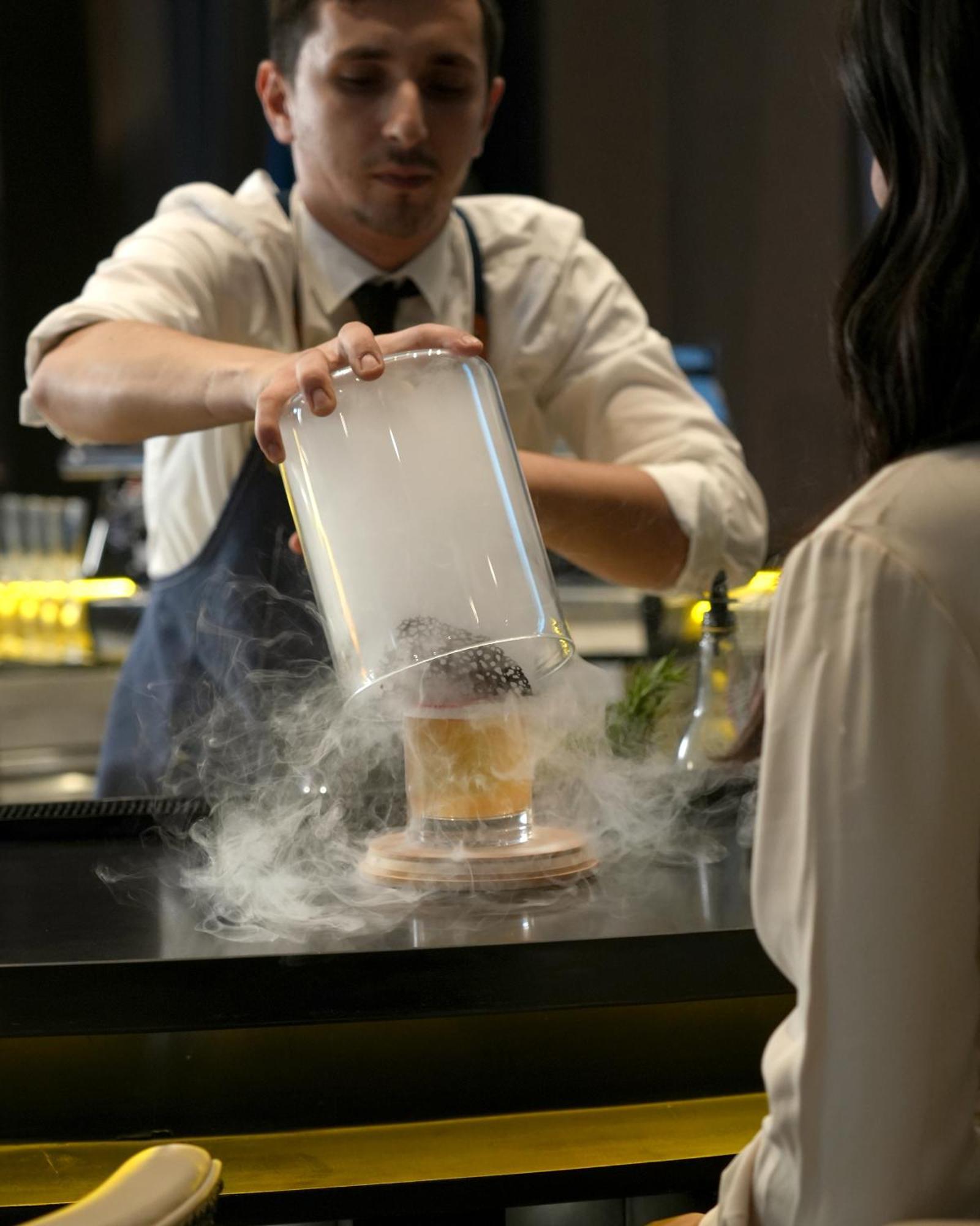 Fairmont Ер-Ріяд Екстер'єр фото A bartender preparing a cocktail with liquid nitrogen