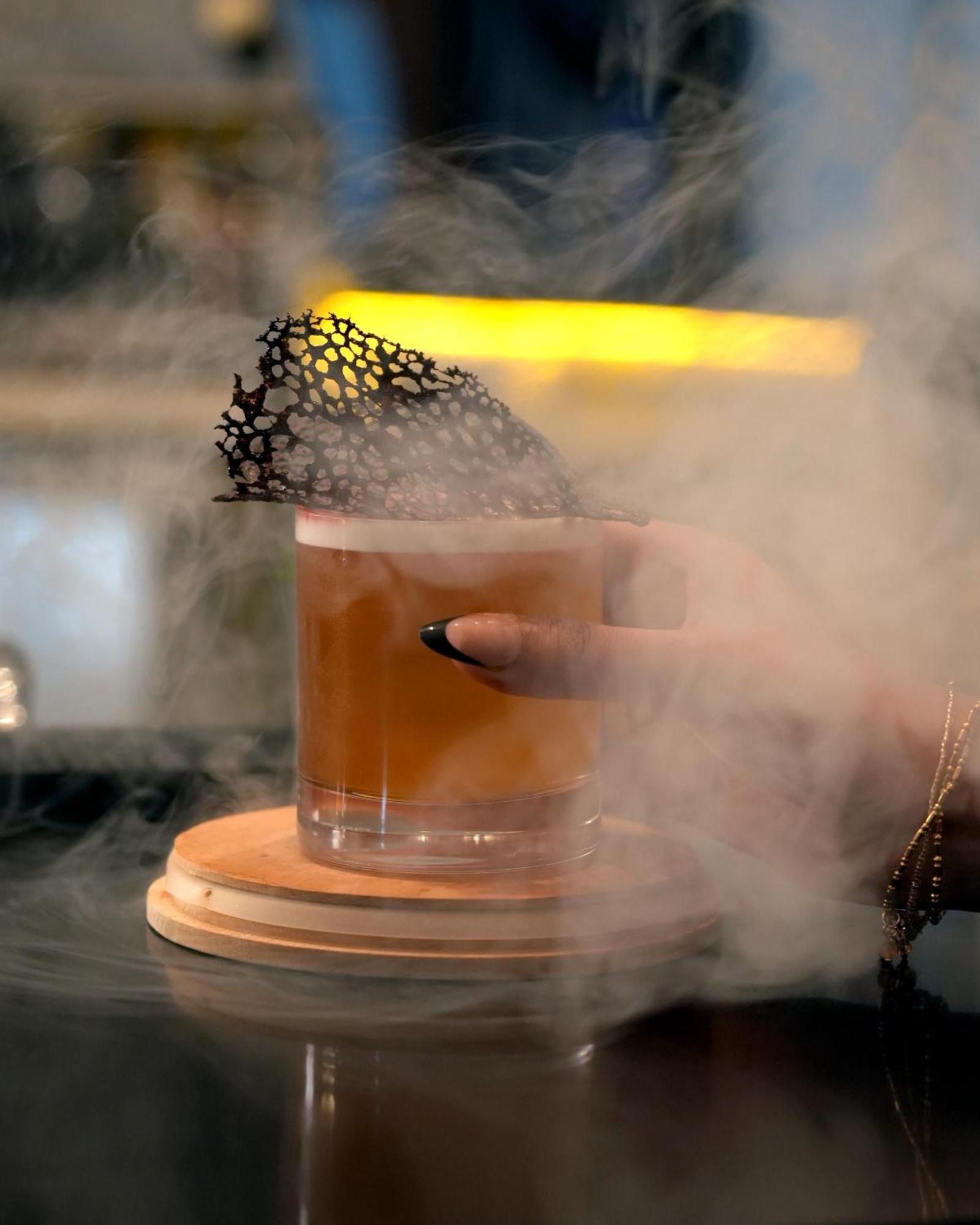 Fairmont Ер-Ріяд Екстер'єр фото A smoked Old Fashioned