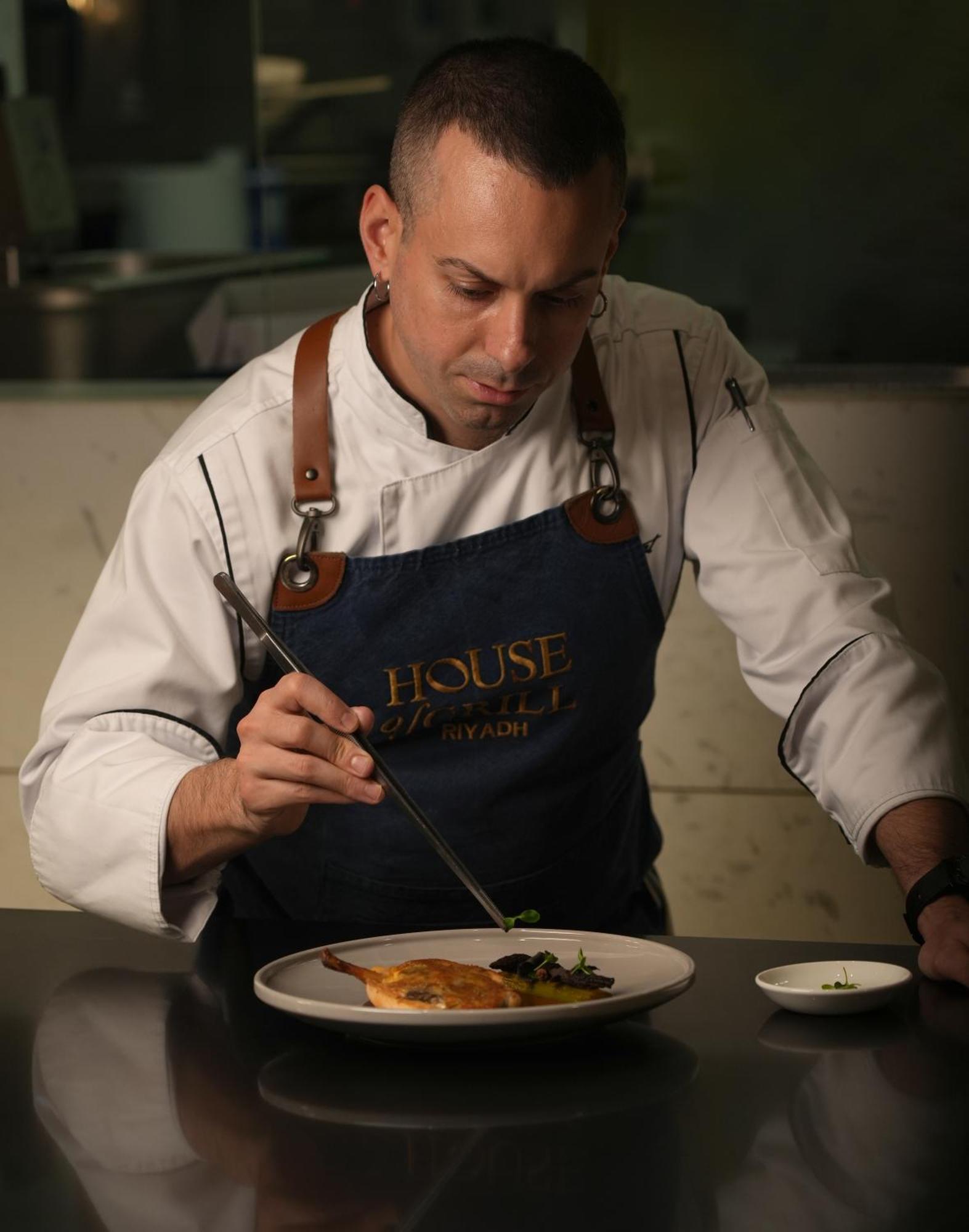 Fairmont Ер-Ріяд Екстер'єр фото A chef preparing a meal