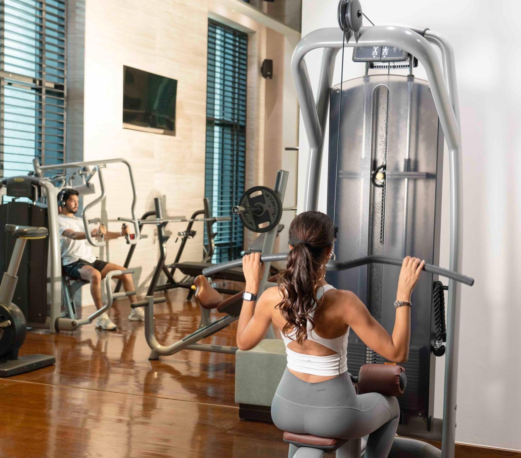 Fairmont Ер-Ріяд Екстер'єр фото A woman using a lat pulldown machine