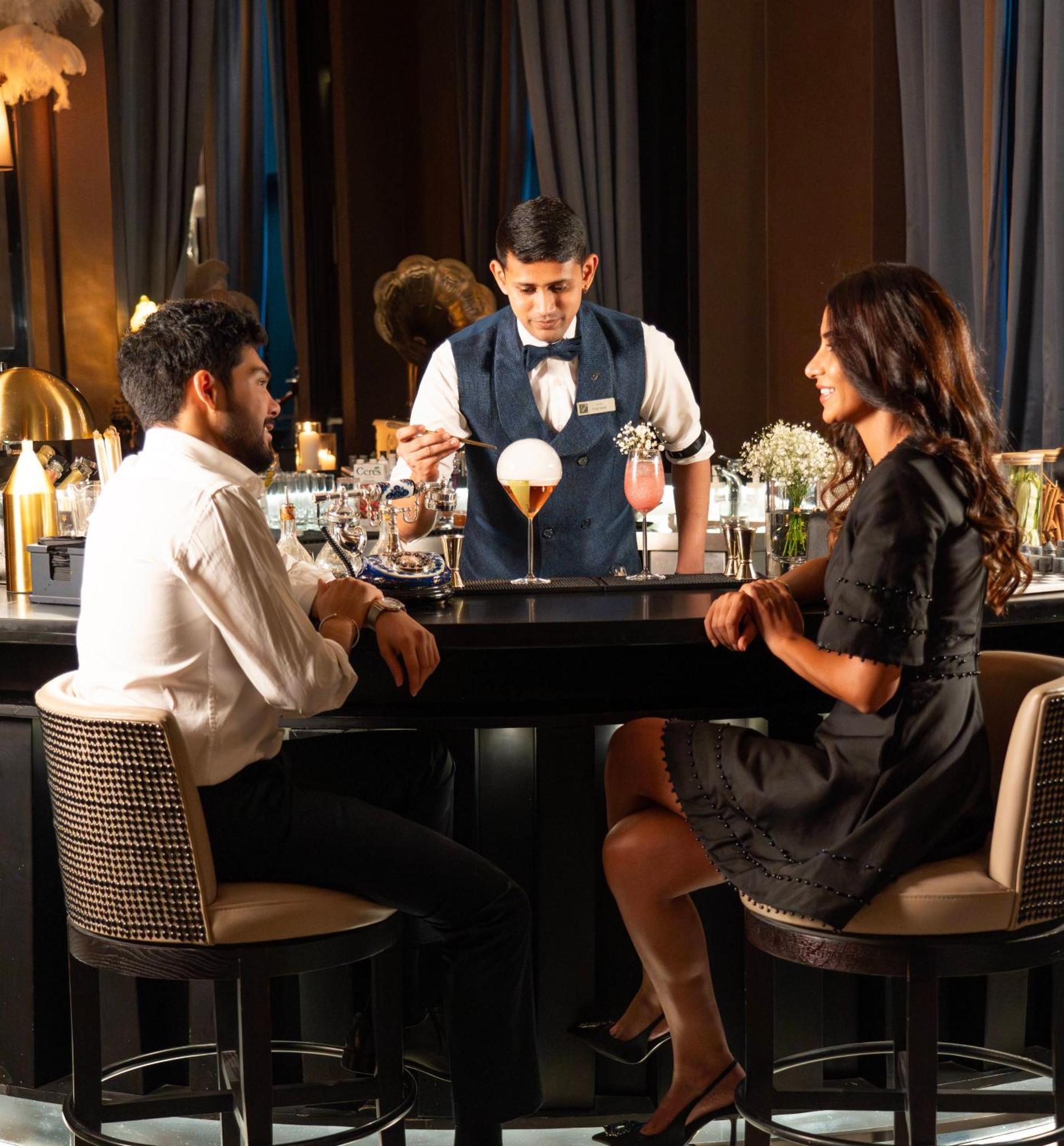 Fairmont Ер-Ріяд Екстер'єр фото A bartender serving drinks