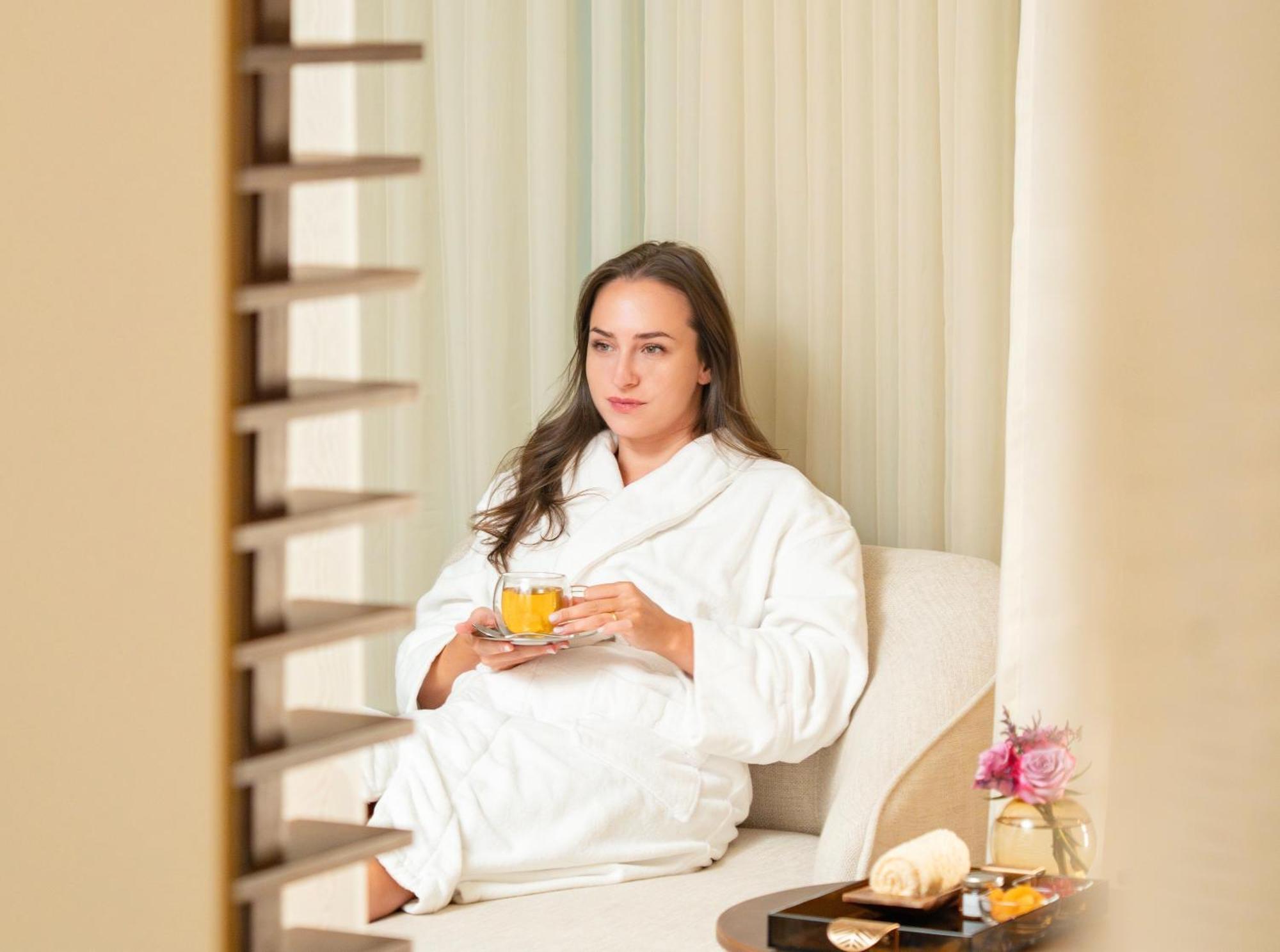 Fairmont Ер-Ріяд Екстер'єр фото A woman wearing a bathrobe