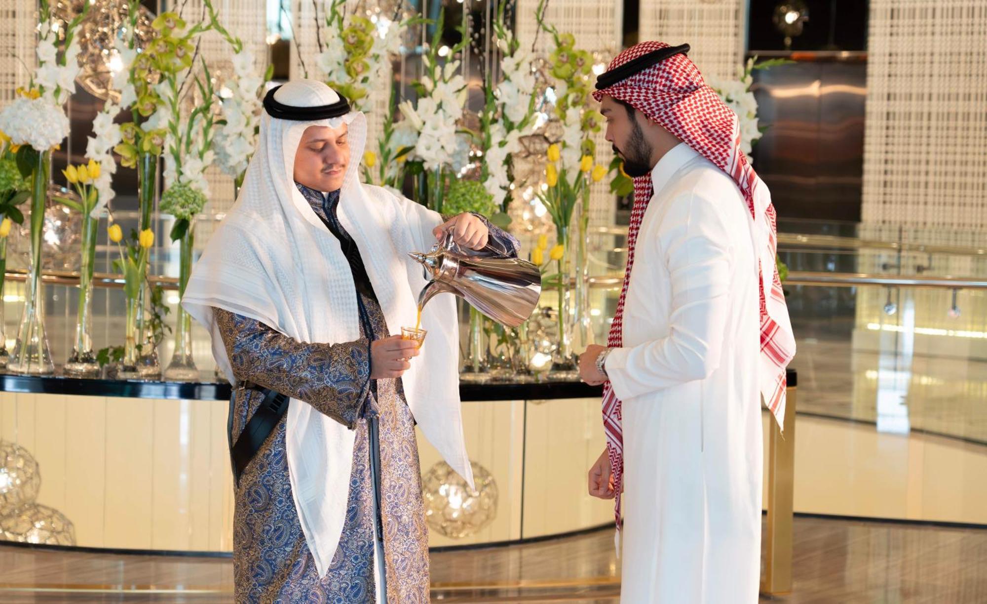 Fairmont Ер-Ріяд Екстер'єр фото Arabian coffee being served