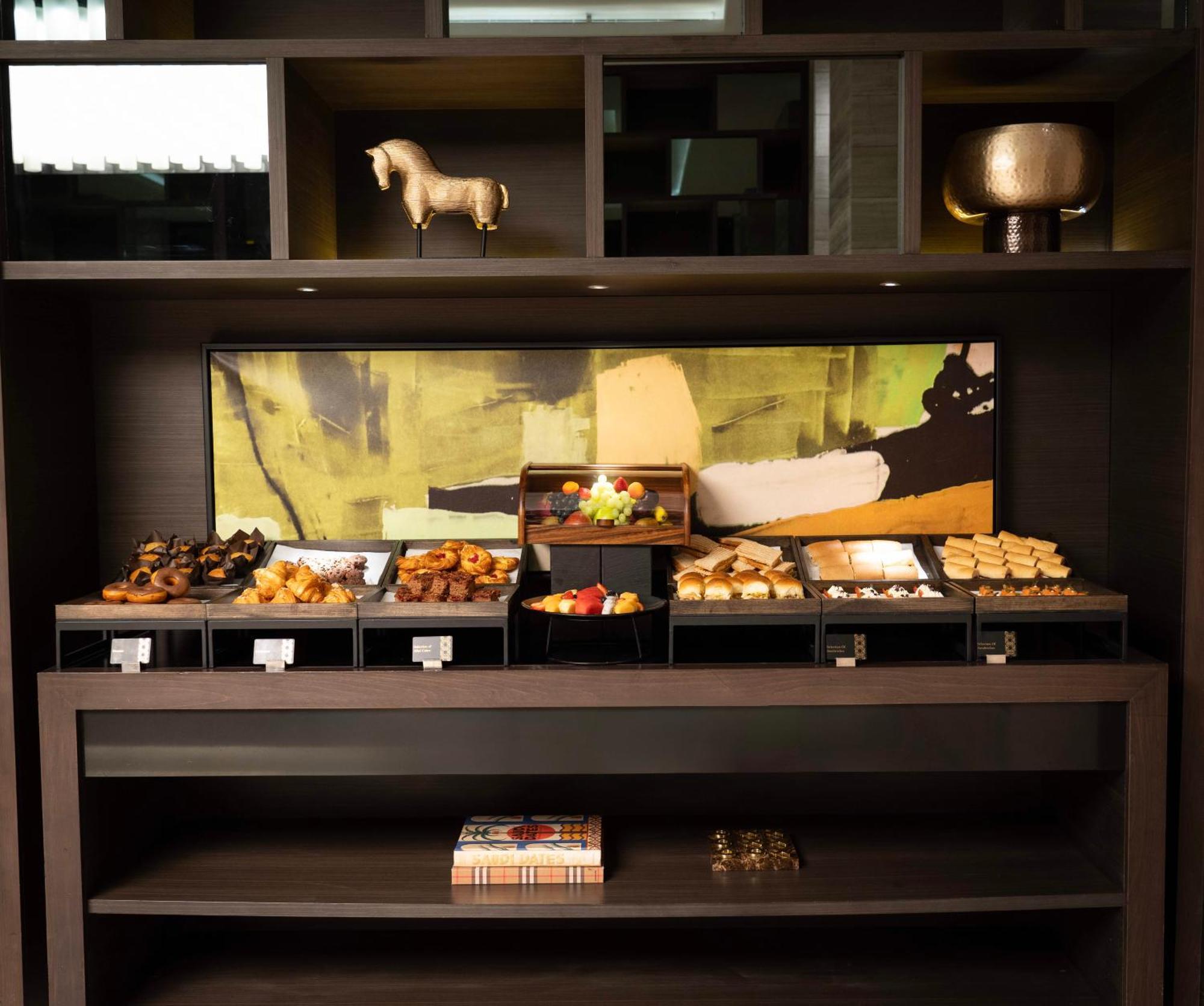 Fairmont Ер-Ріяд Екстер'єр фото A display of chocolates at the hotel