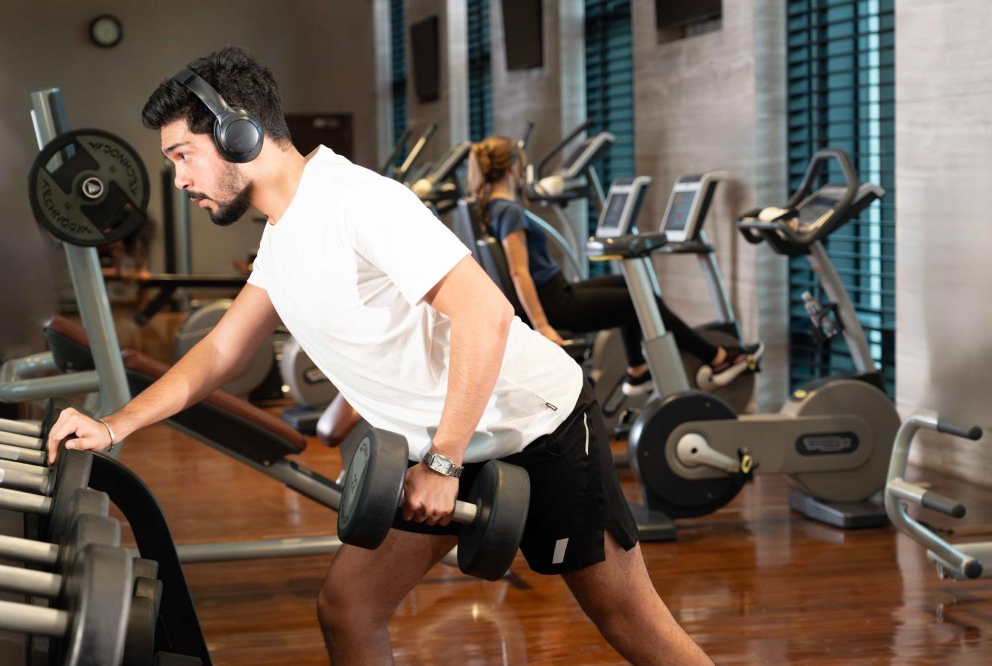 Fairmont Ер-Ріяд Екстер'єр фото A man working out with a barbell